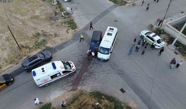 Okul servisi ile hafif ticari araç çarpıştı: 6 yaralı