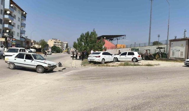Osmaniye'de 3 otomobilin karıştığı kazada 1 kişi yaralandı