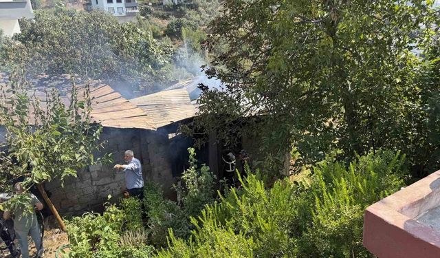 Osmaniye'de çıkan yangında ahır kullanılamaz hale geldi