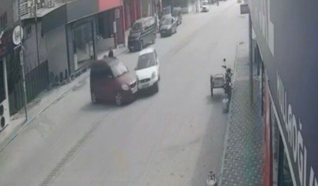 Osmaniye'de iki otomobilin çarpıştığı kaza kamerada: 2 yaralı