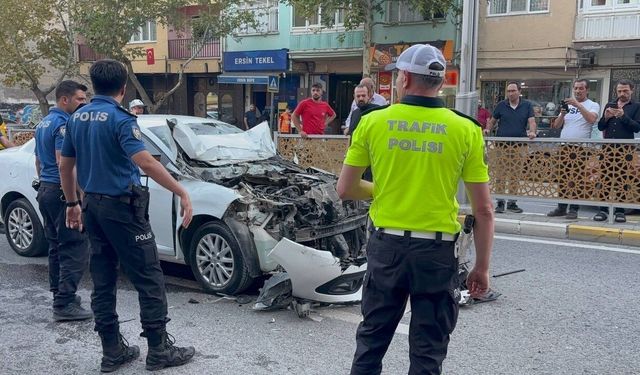 Otomobil belediye otobüsüne çarptı, sürücü ağır yaralandı