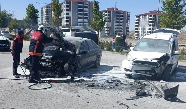 Otomobil ve hafif ticari araç çarpıştı, 1 kişi yaralandı