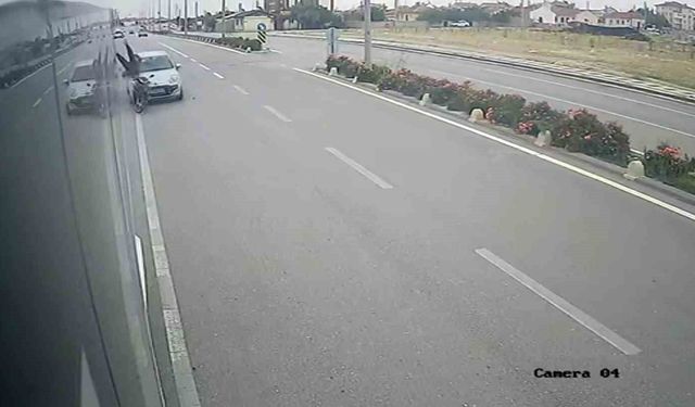 Otomobilin çarptığı elektrikli bisiklet sürücüsü havaya fırladı: O anlar kamerada