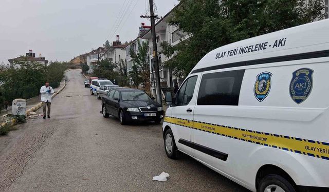 Otomobilinden indikten sonra yere düşen şahıs hayatını kaybetti