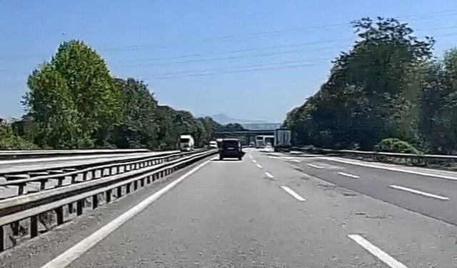 Otoyolda seyreden aracın tamponu koptu: O anlar kamerada