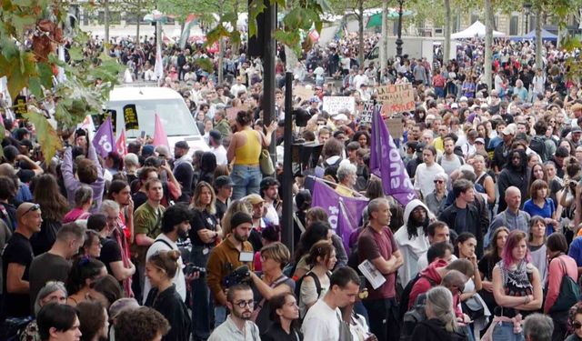 Paris'te binlerce kişi, polis ve jandarmanın silah kullanımına ilişkin yasaya karşı sokaklara döküldü