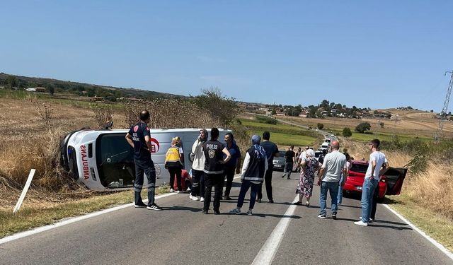 Pehlivanköy Pavli Panayırı yolunda ambulans kazaya karıştı: 5 yaralı