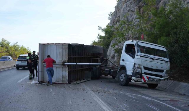 Pelet yüklü kamyon bariyerlere çarptı, kasası devrildi: 1 yaralı