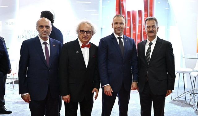 Polonya Cumhurbaşkanı Nawrocki, MSPO 2026'da Türk stantlarını ziyaret etti