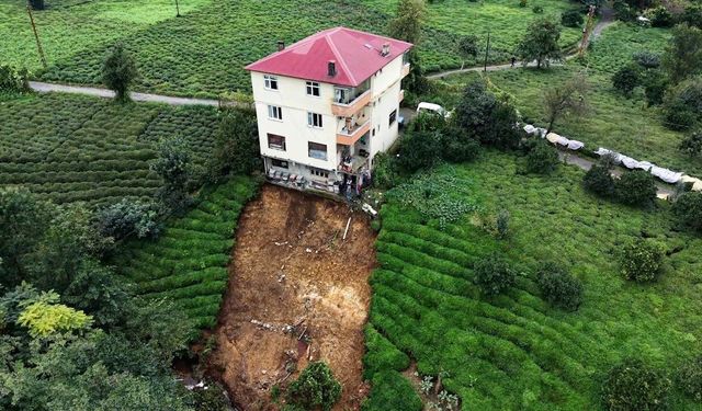 Rize'de korkutan heyelan: 'Eşim 'Ev gidiyor' diye beni kaldırdı'