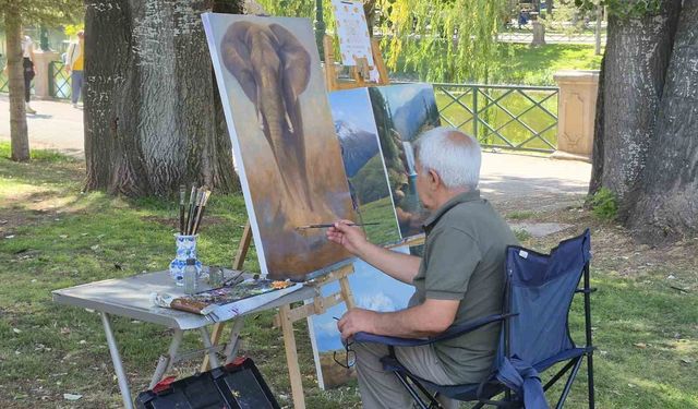 Sadece sergileri gezip resimleri inceleyerek ressam oldu