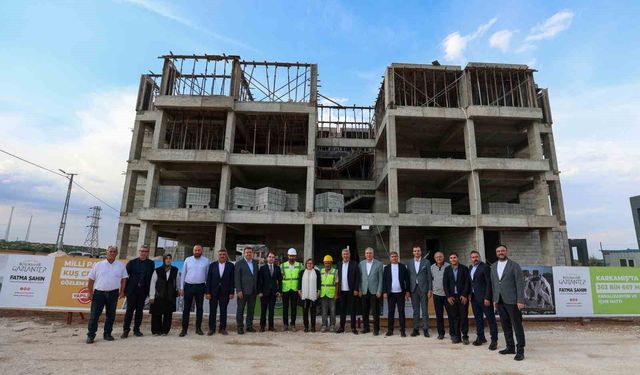 Şahin, Karkamış'ta yükselen Gazi Konut projesini inceledi