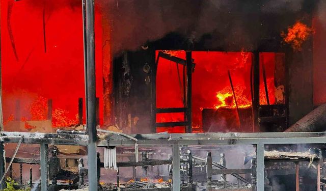 Sakarya'da restoran alevlere teslim oldu, çok sayıda ekip sevk edildi