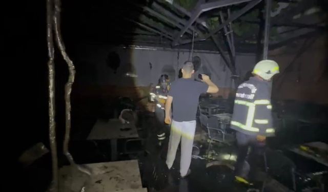 Şanlıurfa'da çıkan yangında işyeri kullanılamaz hale geldi