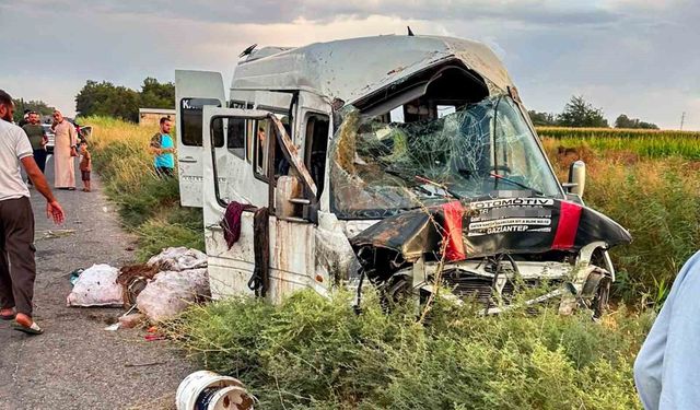 Şanlıurfa'da işçileri taşıyan servis tahliye kanalına devrildi: 15 yaralı