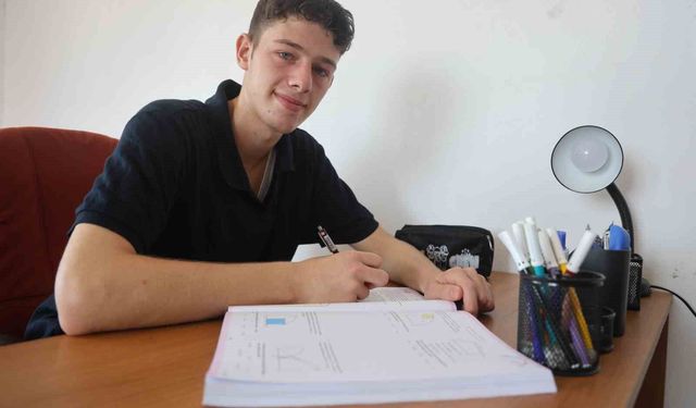 Savaşın ve depremin pes ettiremediği Suriyeli Münir, 3 kardeşiyle paylaştığı odada günde 6 saat ders çalışarak tıp fakültesini kazandı