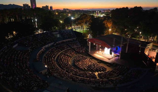 Semicenk ve 'İki Kişilik Oyun' ile fuarda sanat dolu gece