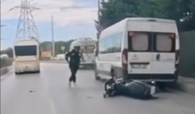 Şerit değiştirirken park halindeki araca ve dolmuşa çarptı: Kaza anı kamerada