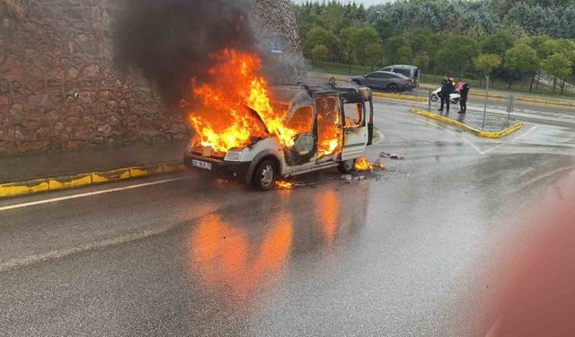 Seyir halindeki araç alevlere teslim oldu