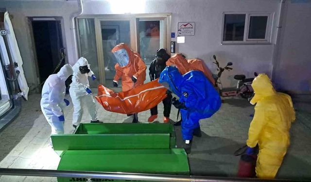 'Siyanür var, girmeyin' notu bulunan dairede ölü bulunan çiftin olayında cinayet ve intihar şüphesi