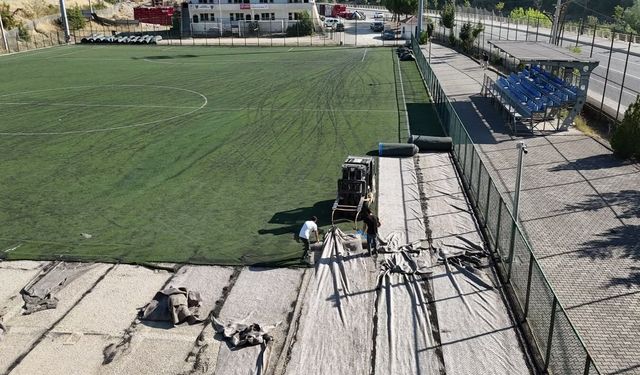 Soğuksu Sentetik Futbol Sahası'nın zemini yenileniyor