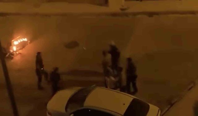 Sokak ortasında motosikletini ateşe verdi
