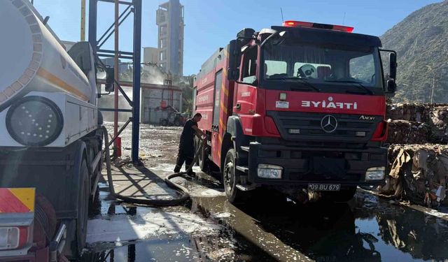 Söke'deki kağıt fabrikası yangınına itfaiyeden hızlı müdahale