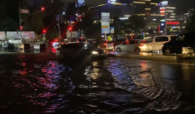 Sultangazi'de sağanak yağmur sonrası yollar göle döndü