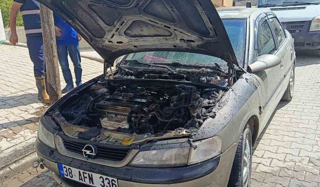 Tatvan'da park halindeki otomobil alev aldı