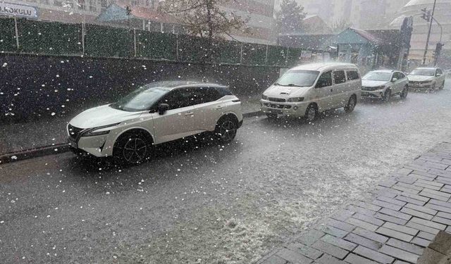 Tatvan'da sağanak ve dolu etkili oldu