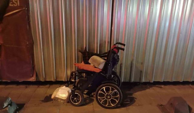 Tekerlekli sandalyesiyle karşıya geçerken otomobilin çarptığı engelli vatandaş hayatını kaybetti