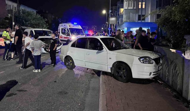 Ticari araçla çarpışan otomobil bina duvarına çarptı