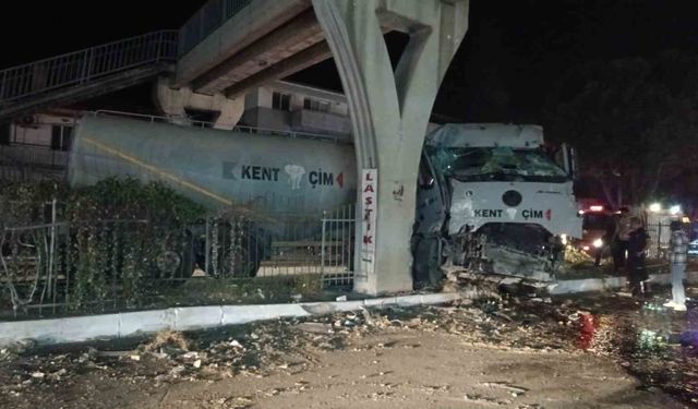 Tır üst geçide çarptı: 1 yaralı