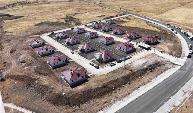 Tunceli'de 18 kırsal konutun anahtarları hak sahiplerine teslim edildi