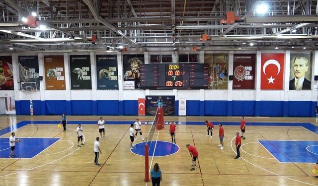Tunceli'de Ahilik Haftası'nda protokol ve esnaflar voleybol sahasında buluştu