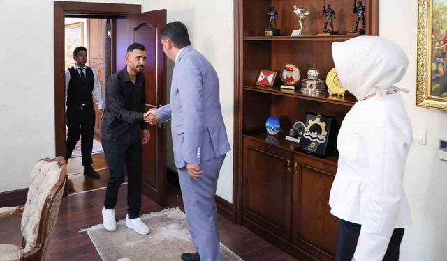 Türk bayrağını düzeltmek için direğe tırmanan gence Vali Kalaylı'dan teşekkür