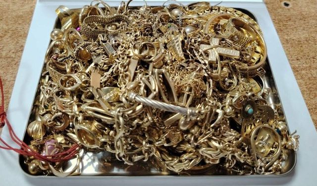 Türkiye'ye sokulmak istenen 708 gram kaçak altın komşuya takıldı