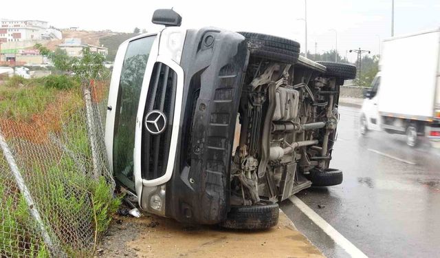 Tuzla'da devrilen servis minibüsünde sürücü yaralandı