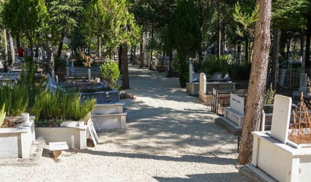 Uşak Belediyesi mezarlık yollarını bakıma aldı