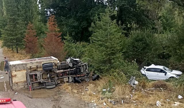 Uşak'ta kamyonet yol kenarından duran otomobile ve dışındaki abi kardeşe çarptı: 3 ağır yaralı