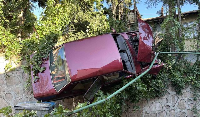 Uşak'ta kontrolden çıkan otomobil korkuluklarda asılı kaldı: 1 yaralı