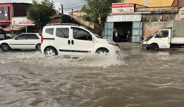 Uşak'ta sağanak yolları göle çevirdi