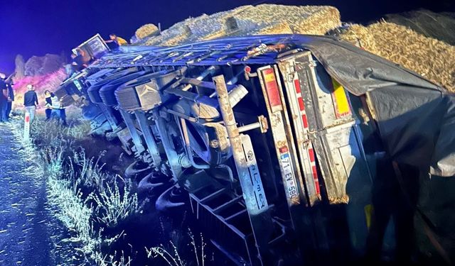 Uşak'ta saman yüklü tır devrildi: 1 ağır yaralı yaralı