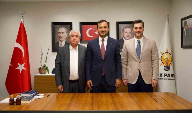 Üsküdar'da 4 CHP'li meclis üyesi AK Parti'ye katıldı