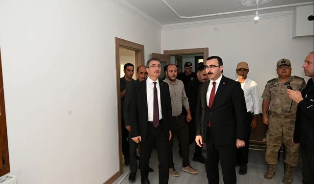 Vali Baruş, Çat'ta yapımı tamamlanan deprem konutlarını yerinde inceledi