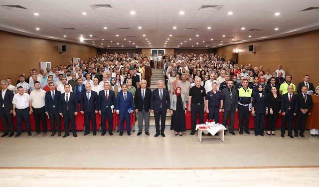 Vali Makas, 2026-2027 eğitim öğretim yılı hazırlıklarını değerlendirdi öğrencilerle bir araya geldi