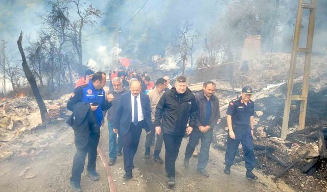 Vali Meftun Dallı'dan 11 evin küle döndüğü yangınla ilgili açıklama: 'Kontrol altında, soğutma çalışmaları devam ediyor'