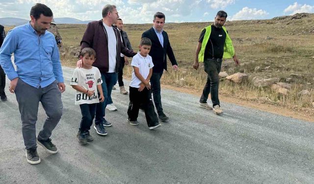 Vali Polat köy yollarını inceledi, çocuklar yalnız bırakmadı