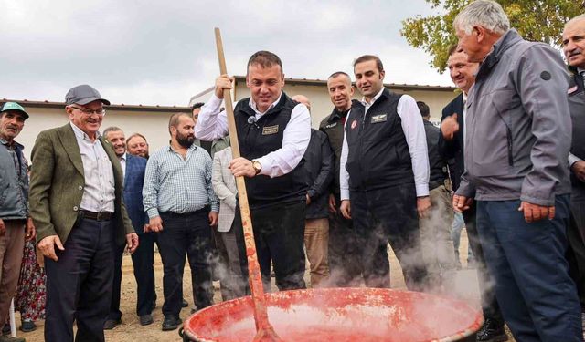 Vali Sözer salça kazanı başına geçti