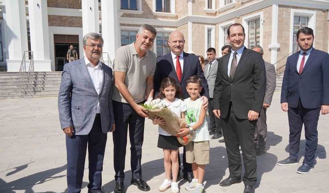 Vali ve milletvekili, çocuklarla 'o piti piti' oynadı